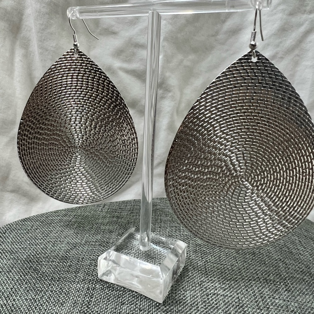NWOT…Fashion Jewelry Ladys Pan Drops 18K White Gold Plating, Boho Chic ☑️ - Picture 2 of 6